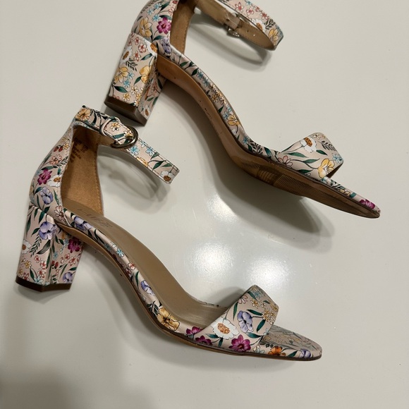 Naturalizer floral sandal Sz 8